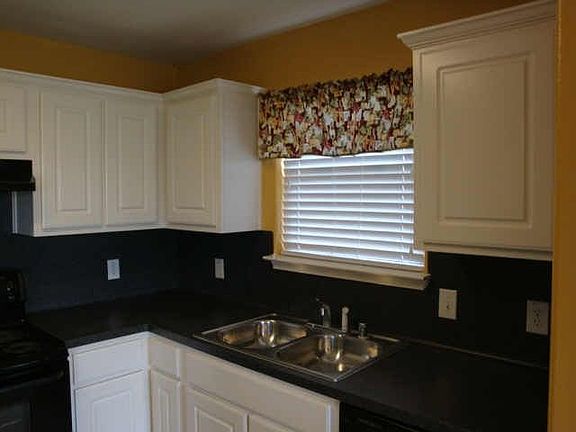 4th image of 2610 Tarpon Dr