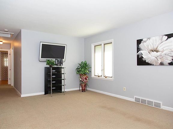 3rd image of 40 Saint Benedict Ln