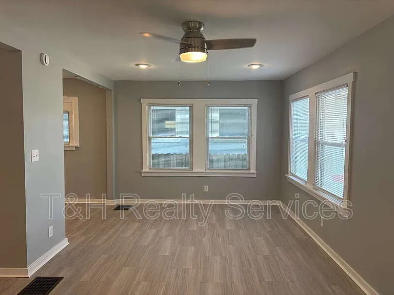 1427 S Olive St — Photo 4