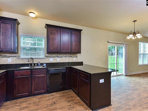 5th image of 334 Kenmore Park Dr