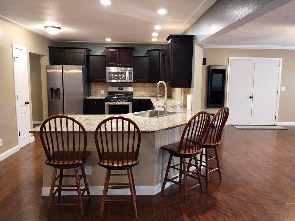 VIEW FROM DINING AREA TO KITCHEN
