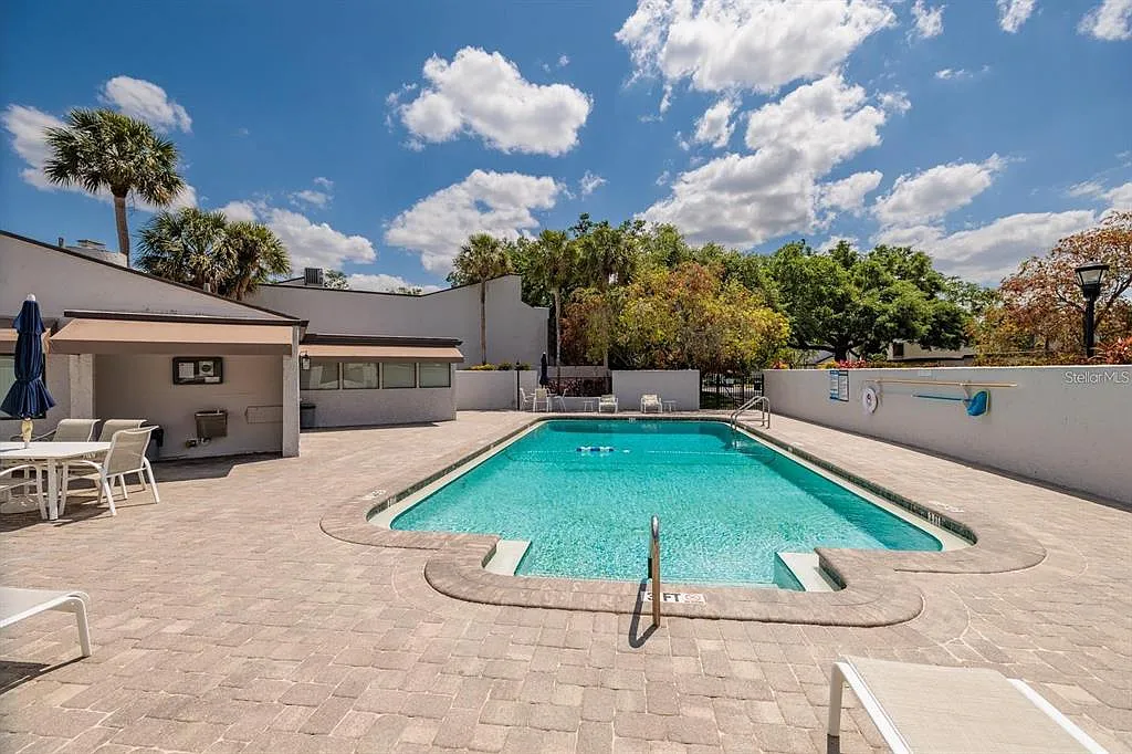 3 bed, 2.5 bath, 1949 sqft, $2,600 — Photo 4