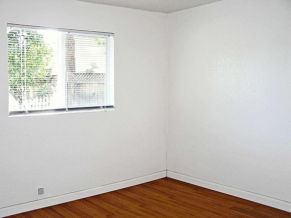 4th image of 620 1/2 Henderson Ln
