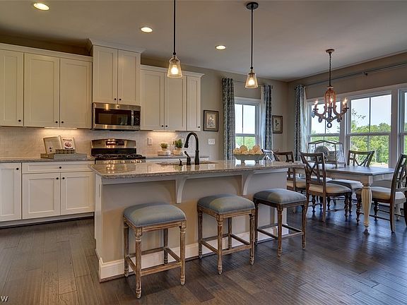 4th image of 2041 W Woodland Dr