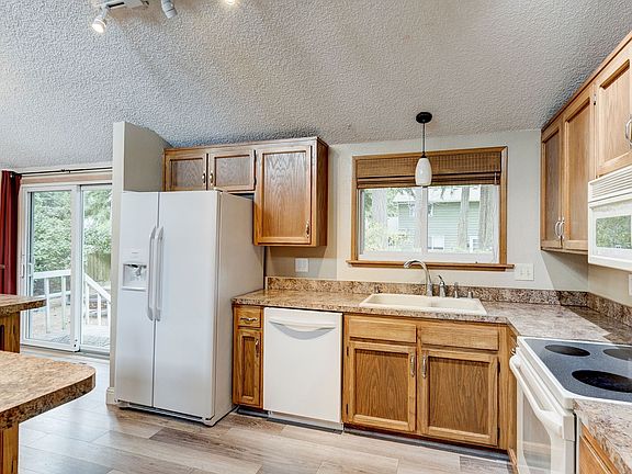 2nd image of 1526 SW Robertson Dr