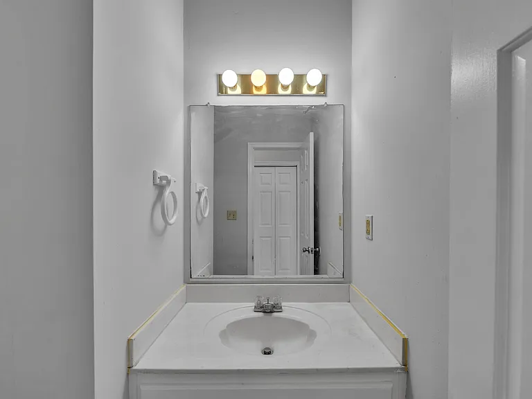 739 Creekside Cres — Photo 25