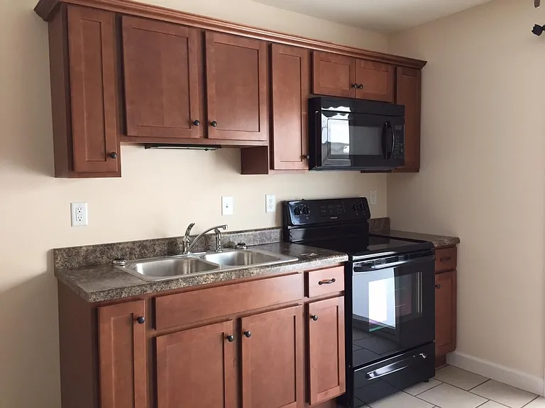 423 Meadow Dr — Photo 4