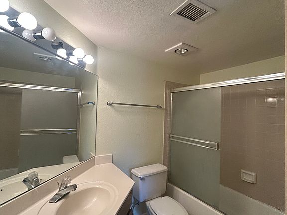 5th image of 4005 N Goodwin Cir