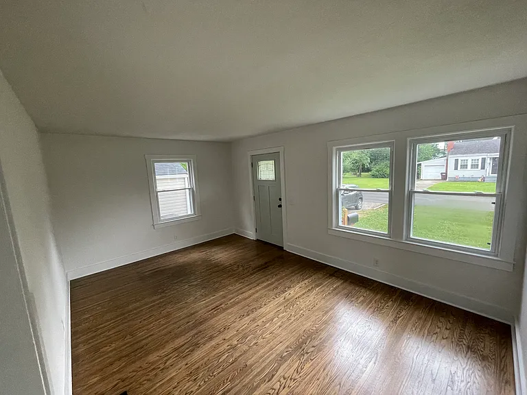 8007 Greenway Dr — Photo 4