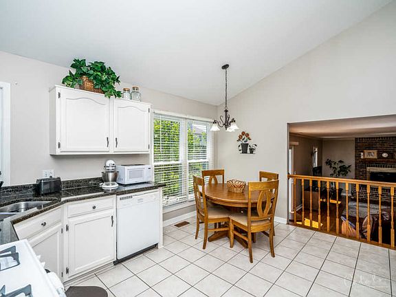 3rd image of 285 Thistle Ln