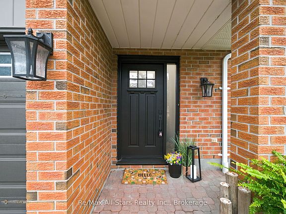 2nd image of 29 Applewood Cres