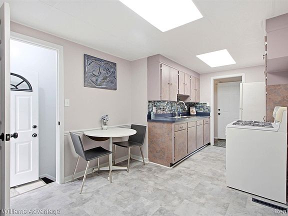 4th image of 20310 Redfern St
