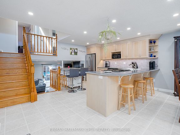 4th image of 323 Sunnidale Rd