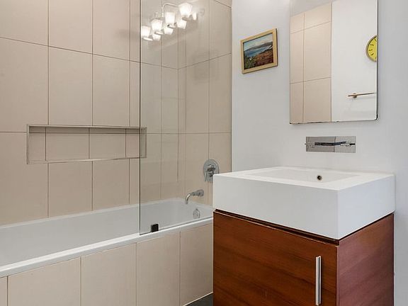 5th image of 525 Borden Ave #6C