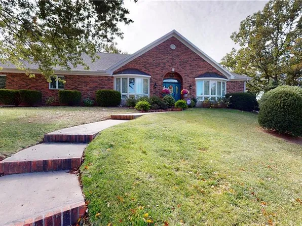 325 Deer Run Dr, Nevada, MO 64772