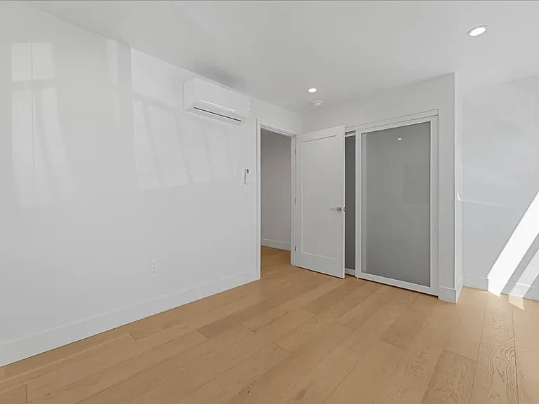 2736 Pomeroy Ave — Photo 2