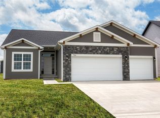 704 Willow Valley Dr, Norwalk, IA 50211