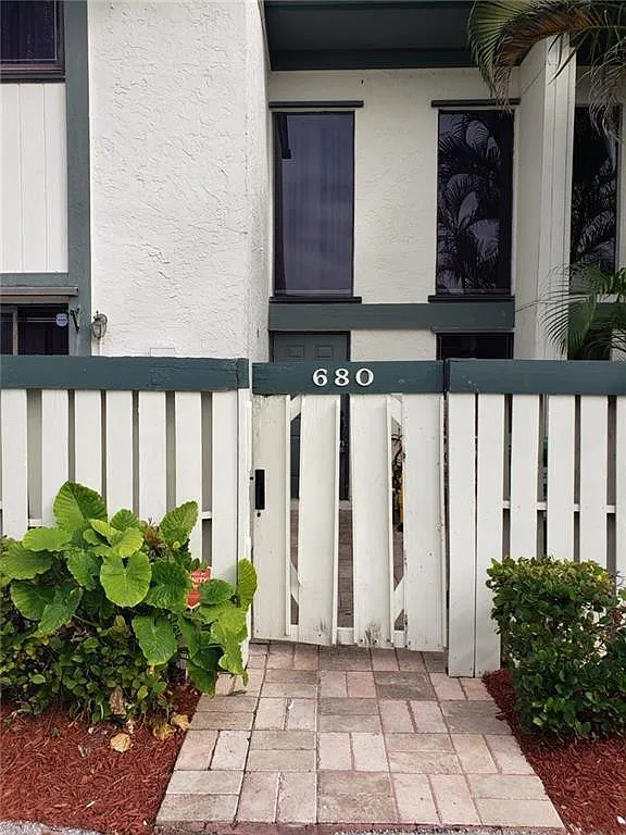 3 bed, 2.5 bath, 1732 sqft, $3,000 — Photo 1