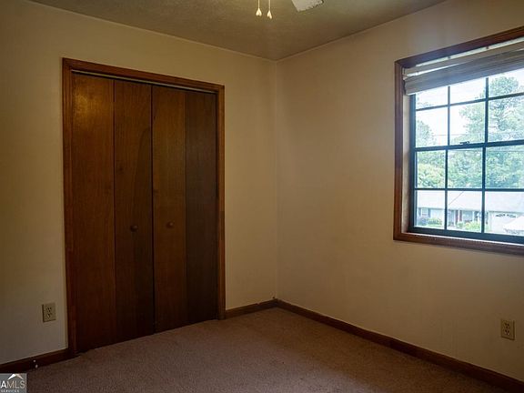 5th image of 381 Windsor Walk SE
