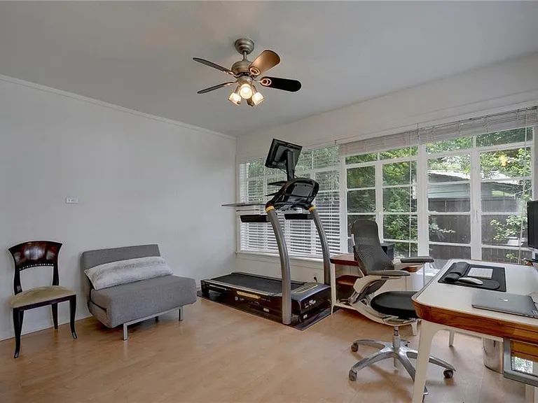 4518 Red River St — Photo 3