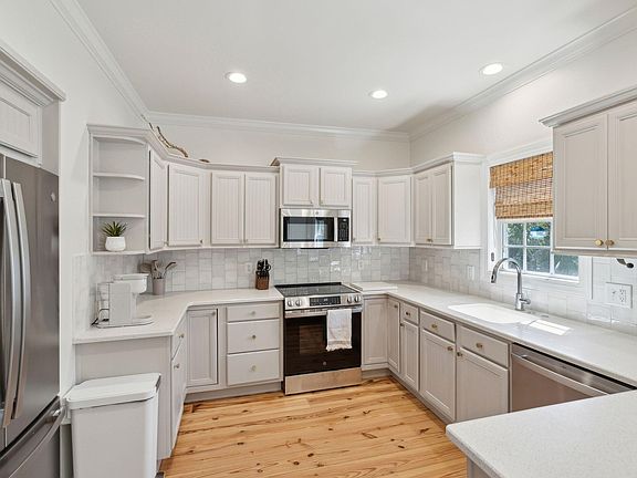 3rd image of 40 Battery Park Rd