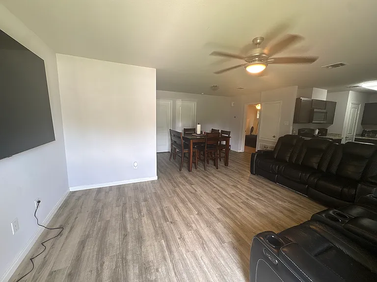 308 E Humble St — Photo 5