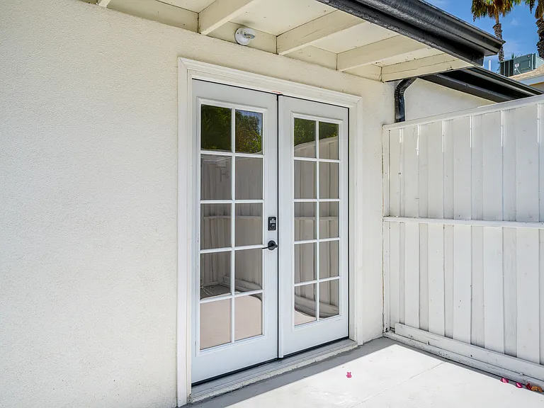 22432 Burbank Blvd #1/2 — Photo 2