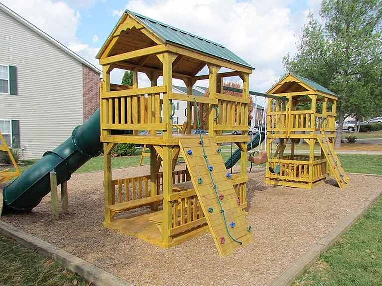 COLONIAL GARDENS APARTMENTS — Photo 12