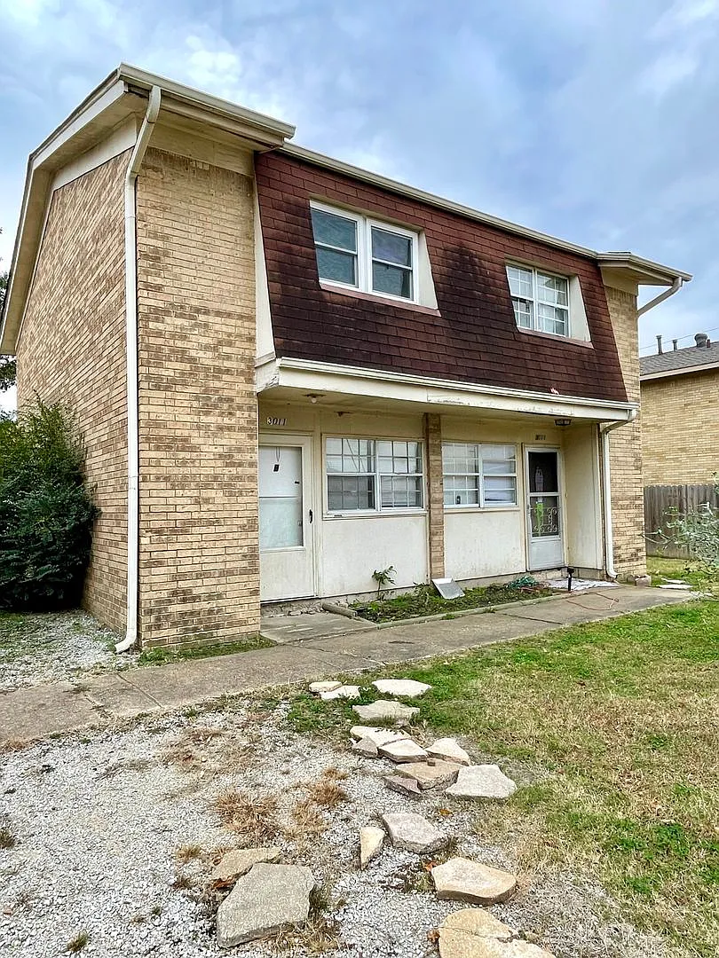 2 Bed / 1 bath townhouse available now! — Photo 1
