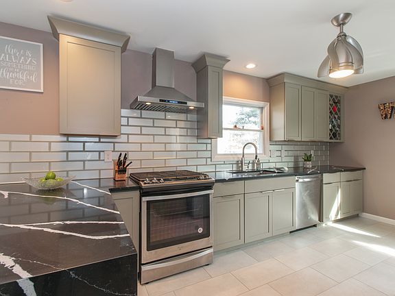 4th image of 306 N Woodstock Dr