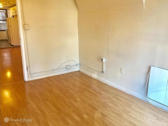 3rd image of 260 W 29th St Lbby 1