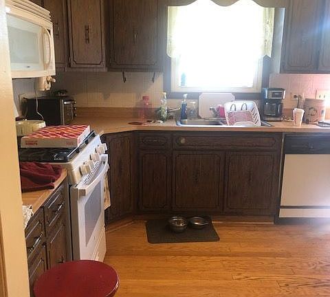 4th image of 9843 Meade Ave