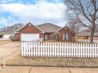 706 Arcadia Dr, Bentonville, AR 72712