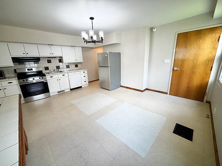 553 Foundry St — Photo 12