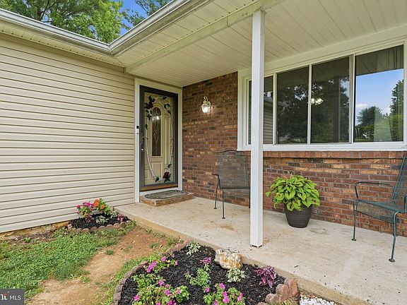 3rd image of 1000 Manor Ln