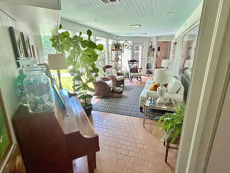 1203 Easton Dr — Photo 8