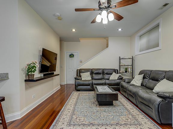 3rd image of 6428 N Fairfield Ave APT 1W