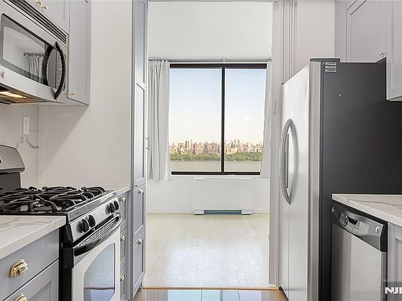 3rd image of 9060 Palisade Ave APT 404