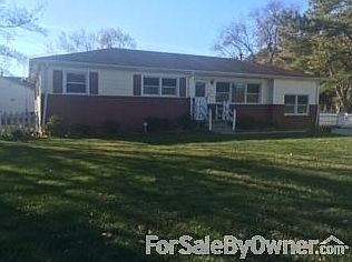 Front of house : Oversized front yard!