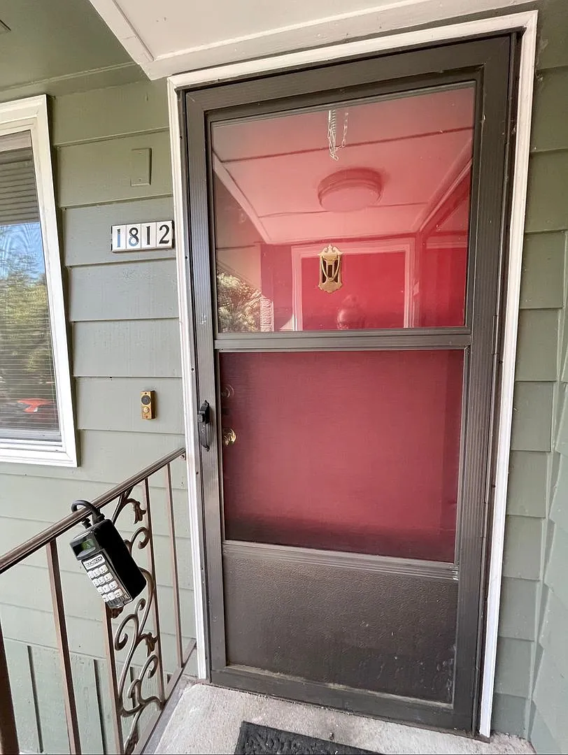 Irvington Top Floor 1 Bed~ Off Street Parking~ 93 Walk Score~ 100 Bike Score — Photo 3