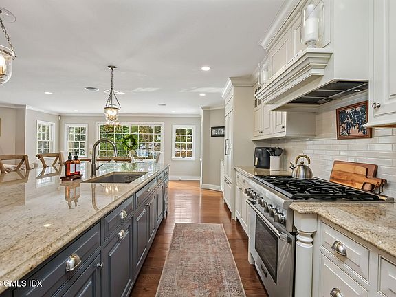 5th image of 10 Verona Dr