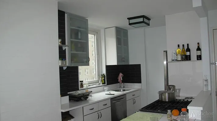 Rented by Anchor Associates | media 19