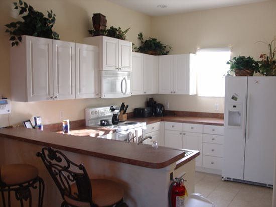 TH4P843BD-kitchen-and-breakfast-bar