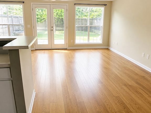 4th image of 102 N Springview Dr