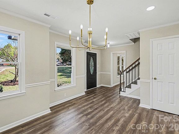 4th image of 577 Tryon Pl