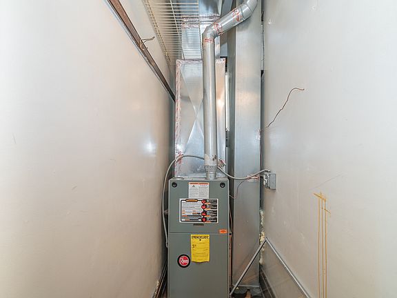 4th image of 5739 N Richmond St