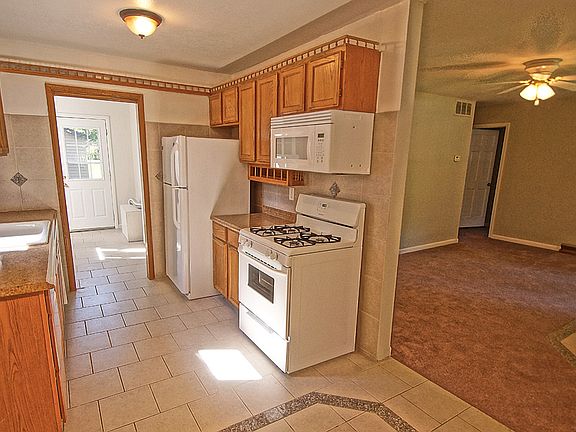 4th image of 405 Holly Dr