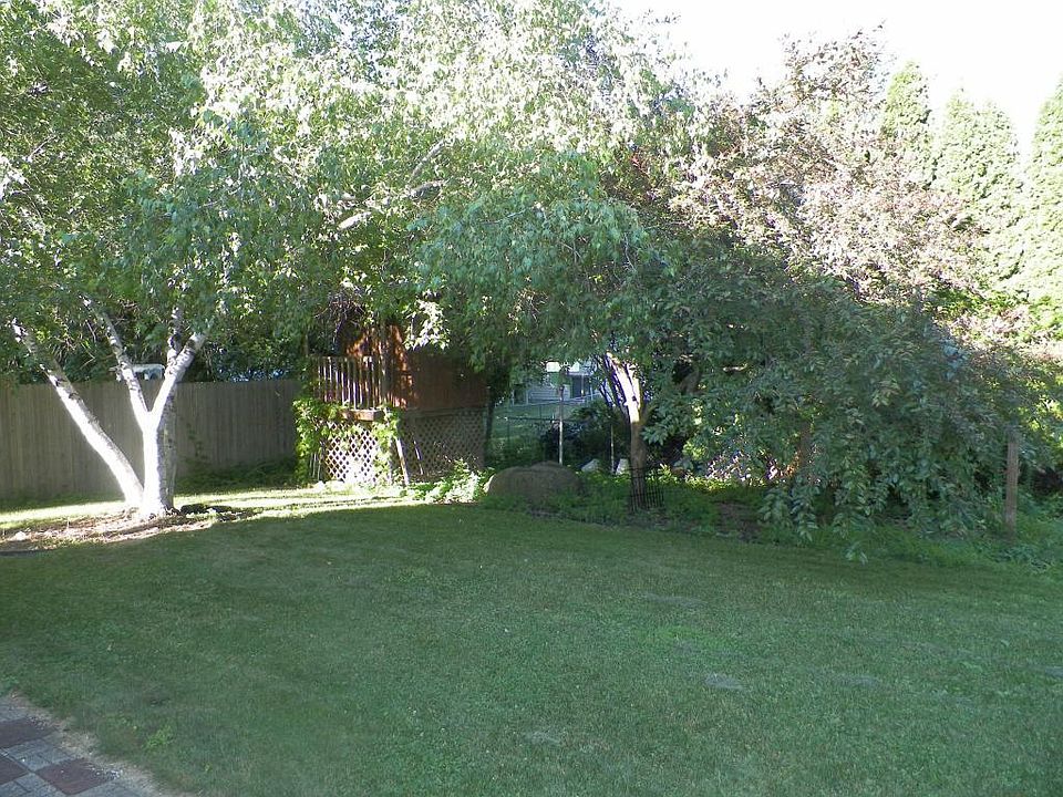 2nd image of 2086 Henry St N
