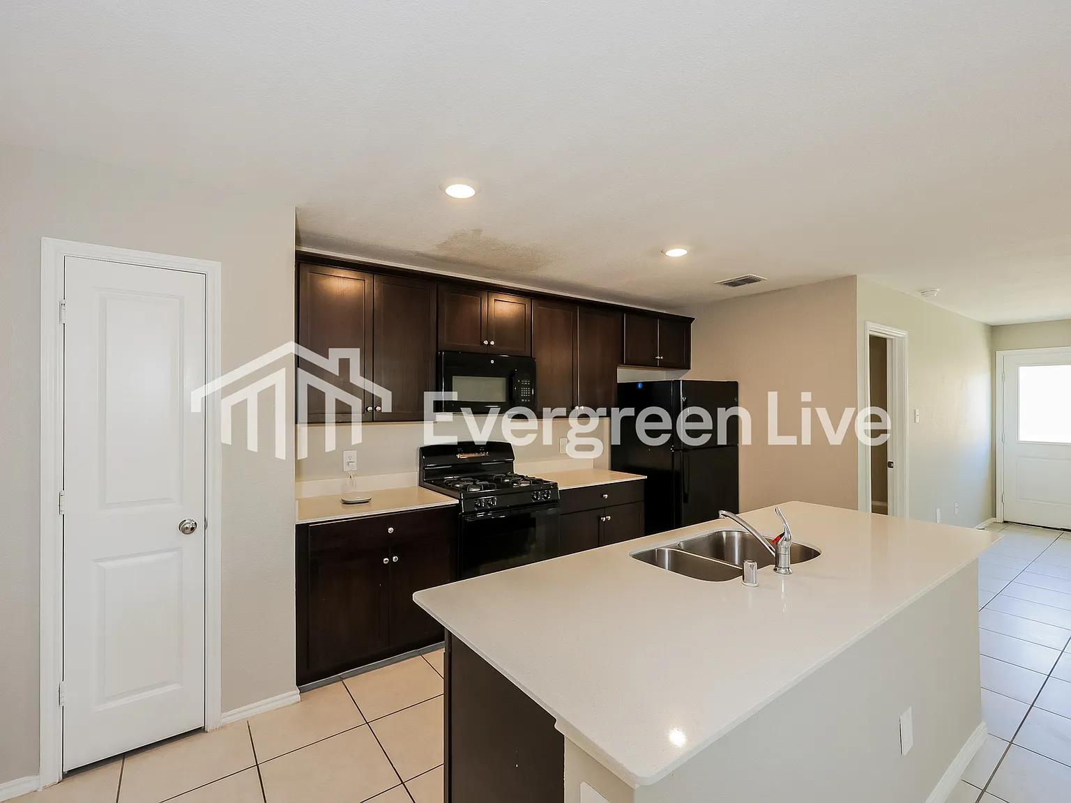 4 bed, 2.0 bath, 1720 sqft, $1,995 — Photo 4
