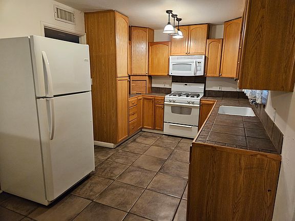 4th image of 908 E Cypress Ave